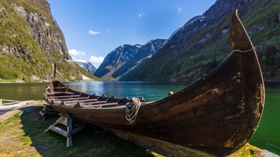 Vikinská obchodní loď v norském fjordu